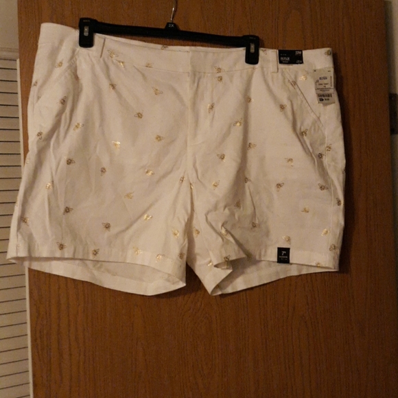 ana White Twill Shorts with Bee Print - Picture 1 of 2